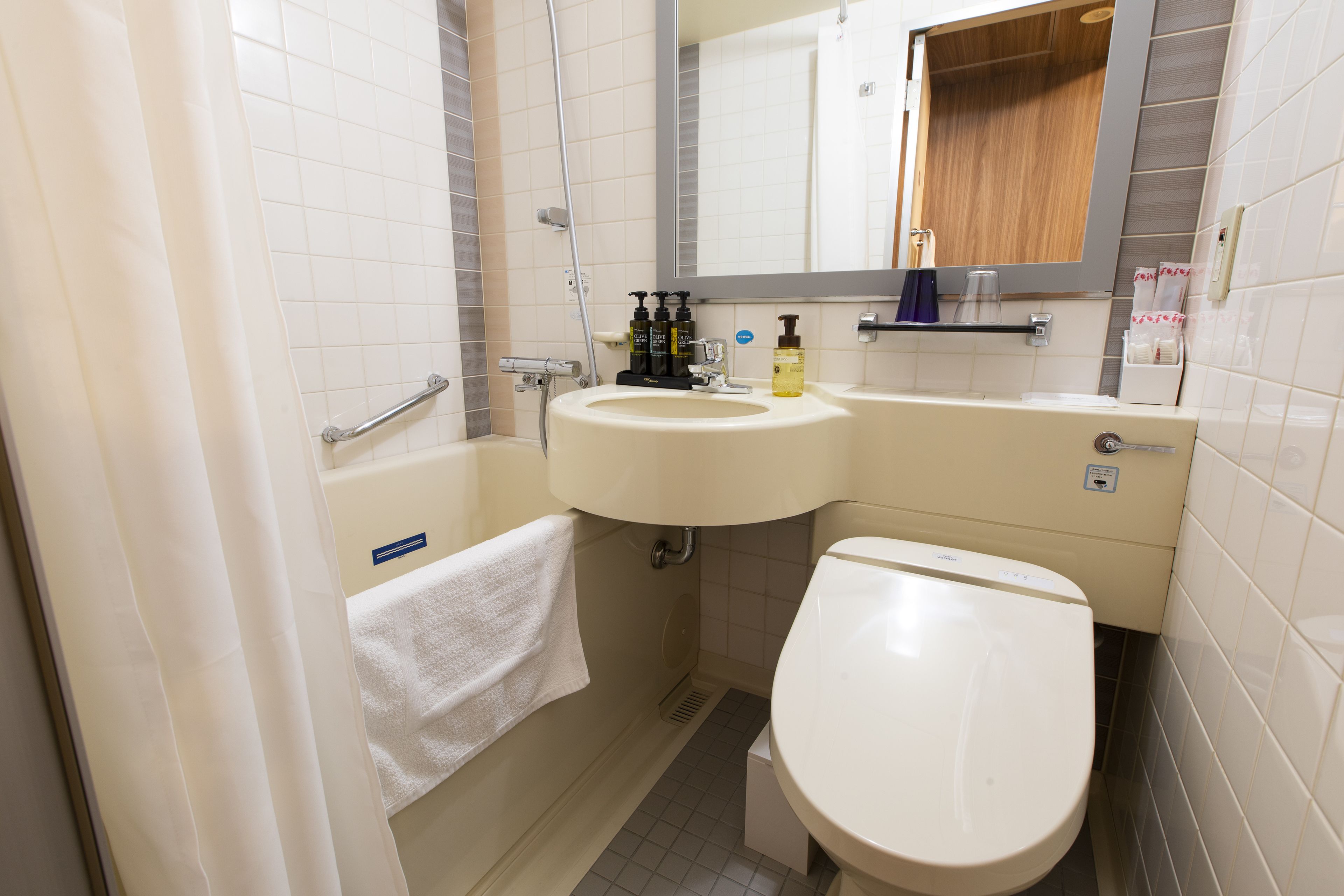 combined shower/bathtub, deep-soaking bathtub, free toiletries