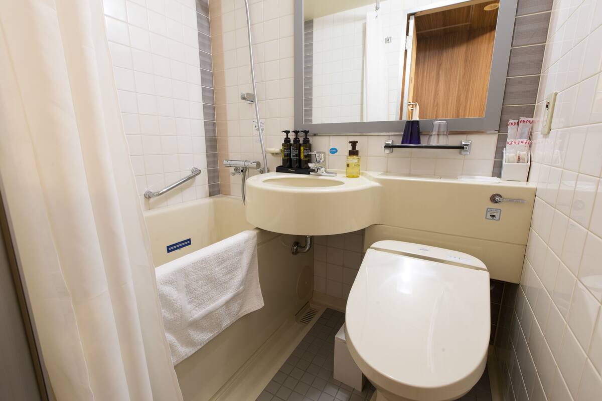 combined shower/bathtub, deep-soaking bathtub, free toiletries