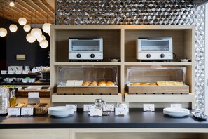 Petit déjeuner buffet servi tous les jours en supplément