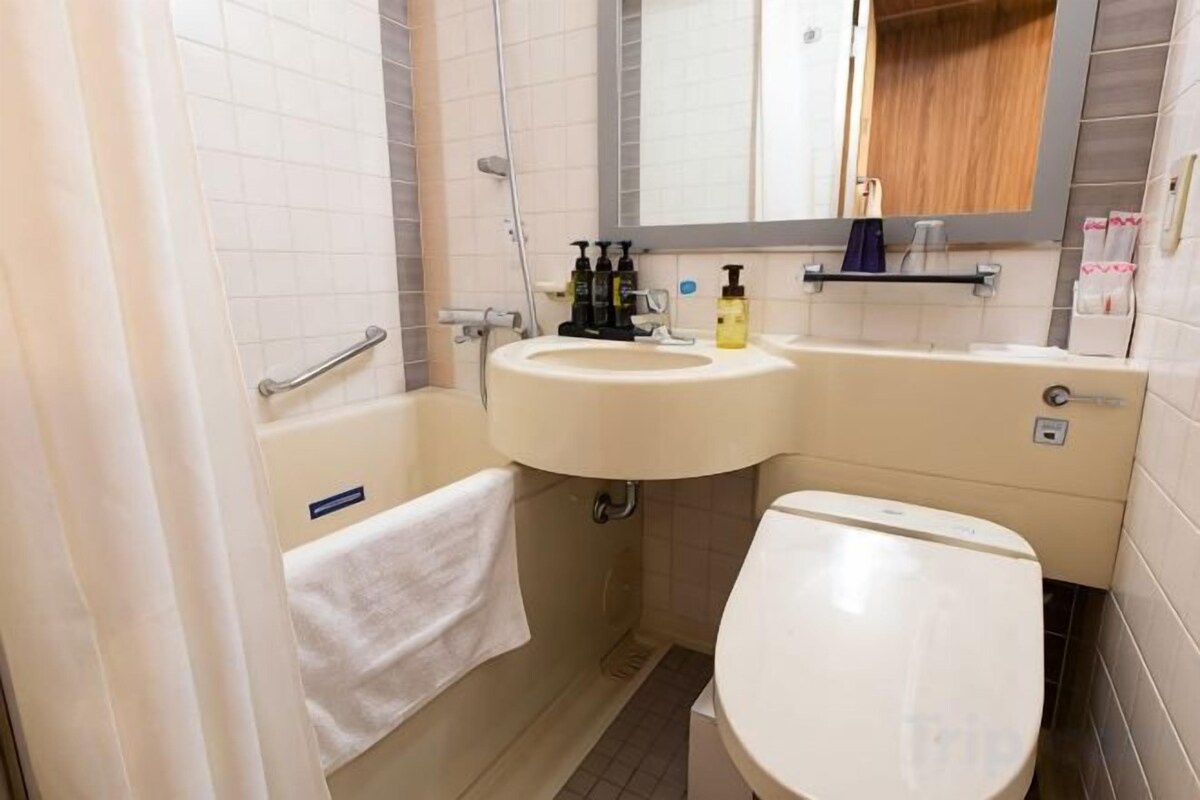 Combined shower/bathtub, deep-soaking bathtub, free toiletries