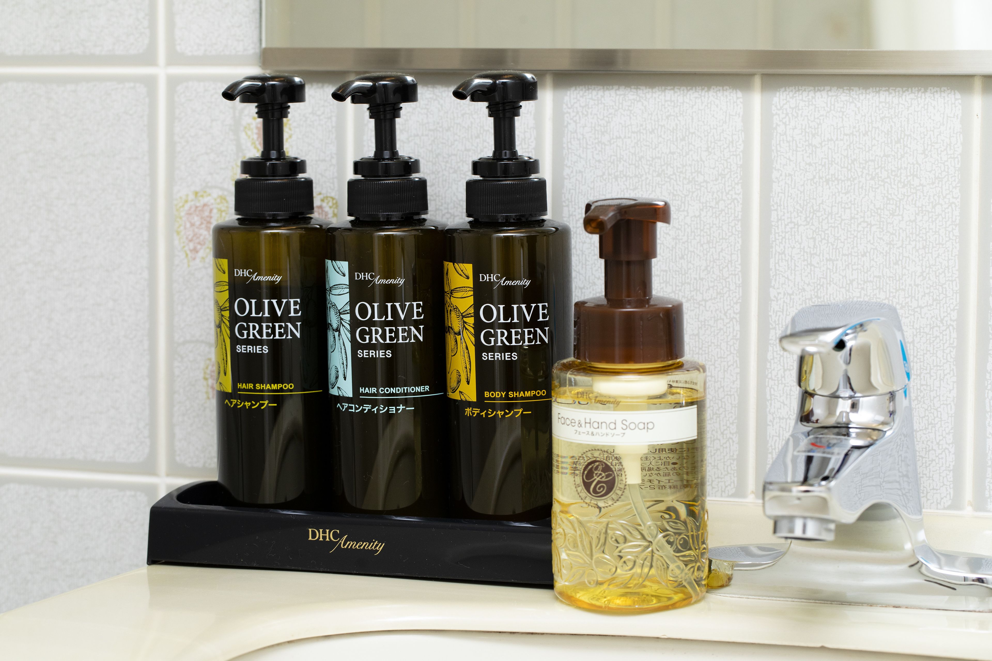 combined shower/bathtub, deep-soaking bathtub, free toiletries