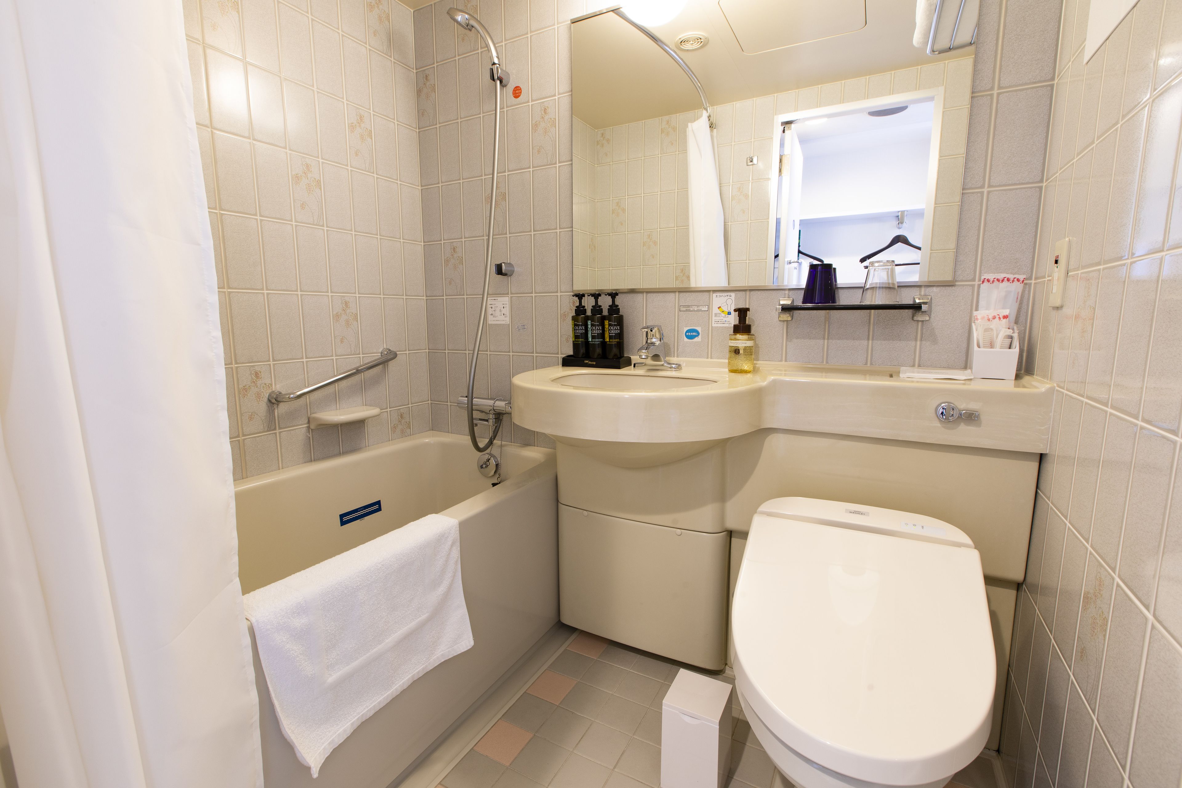 combined shower/bathtub, deep-soaking bathtub, free toiletries