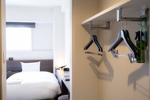 Verdunkelungsvorhänge, schallisolierte Zimmer, Bügeleisen/Bügelbrett
