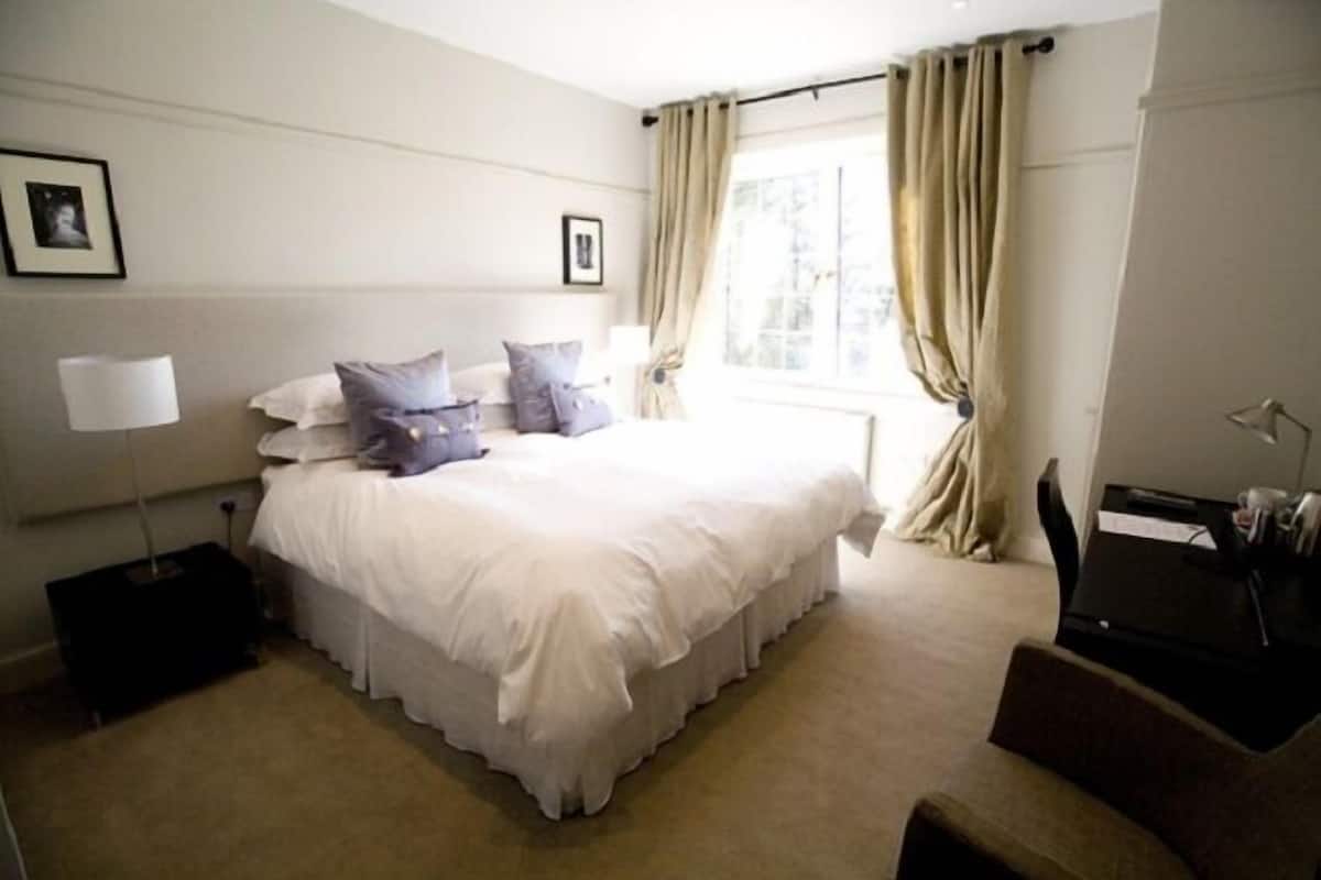 Camera Deluxe con letto matrimoniale o 2 letti singoli (Castle Stalker) | 1 camera, biancheria da letto di alta qualità, una scrivania