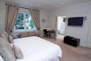 Family Suite (Eileen Donan) | Premium bedding, desk, soundproofing, iron/ironing board - Brucefield Boutique B&B (Arbroath)