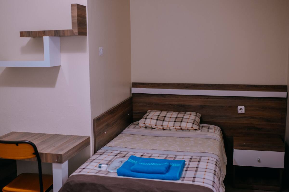 Minibar, skrivbord, mörkläggningsgardiner och ljudisolering
