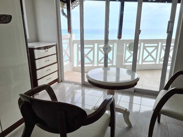 Chambre Double Standard, vue mer, en front de plage | Bureau, chambres insonorisées, lits bébé (gratuits), draps fournis