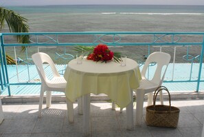 Se sirven desayunos, comidas, cenas y cocina local e internacional 