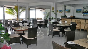 Phục vụ bữa sáng, bữa trưa và bữa tối