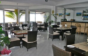 Se sirven desayunos, almuerzos, cenas y cocina local e internacional 