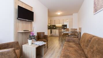 Condo, 2 quartos | Área de estar | TV de tela plana