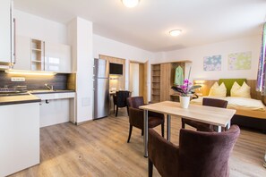 Apartment, barrierefrei | Schreibtisch, schallisolierte Zimmer, kostenloses WLAN, Bettwäsche