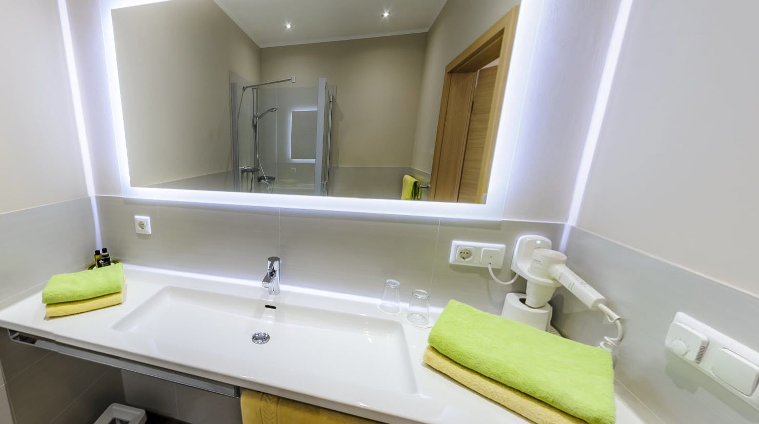 shower, free toiletries, hair dryer, towels