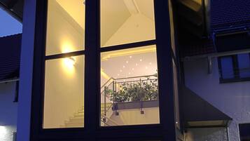 Fachada da propriedade à noite