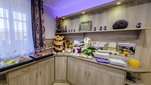 Una cocina bien equipada con un sistema tipo bufé, que incluye diversos alimentos y bebidas.