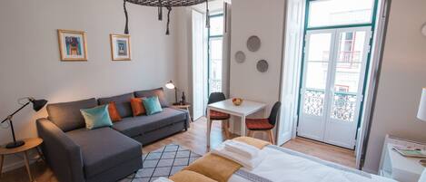 สตูดิโอ (4) | ผ้าม่านกันแสง, ห้องเก็บเสียง, เตารีด/โต๊ะรีดผ้า, Wi-Fi ฟรี