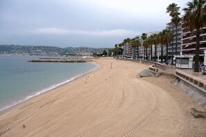 Beach - Superb designer apartment near the beaches, La Pinède in Juan Les Pins (Antibes)