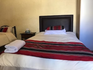 Minibar, escritorio y camas extra