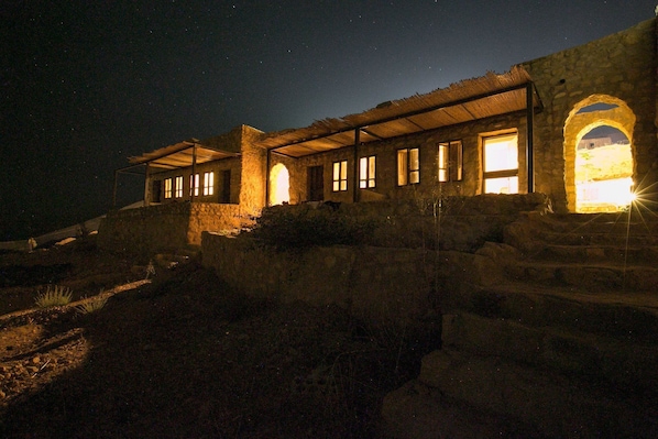 Vista frontal de la propiedad por la tarde o noche