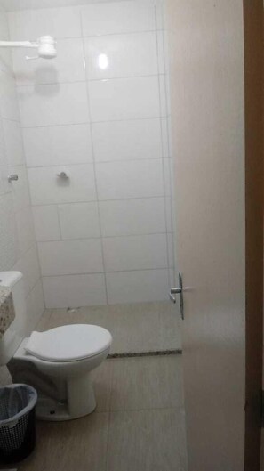 Shower, free toiletries, towels