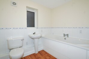 A bathroom with a toilet, sink, and bathtub. - 3 Bedroom Holiday Home With River Views (Frodsham)