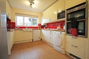 Maison, Plusieurs lits, non-fumeur, vue sur le fleuve | Cuisine privée | Réfrigérateur grande capacité avec congélateur, un four, lave-vaisselle