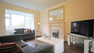 Rumah, Beberapa Tempat Tidur, Bebas Asap Rokok, pemandangan sungai | Ruang keluarga | TV layar datar, perapian, dan Netflix