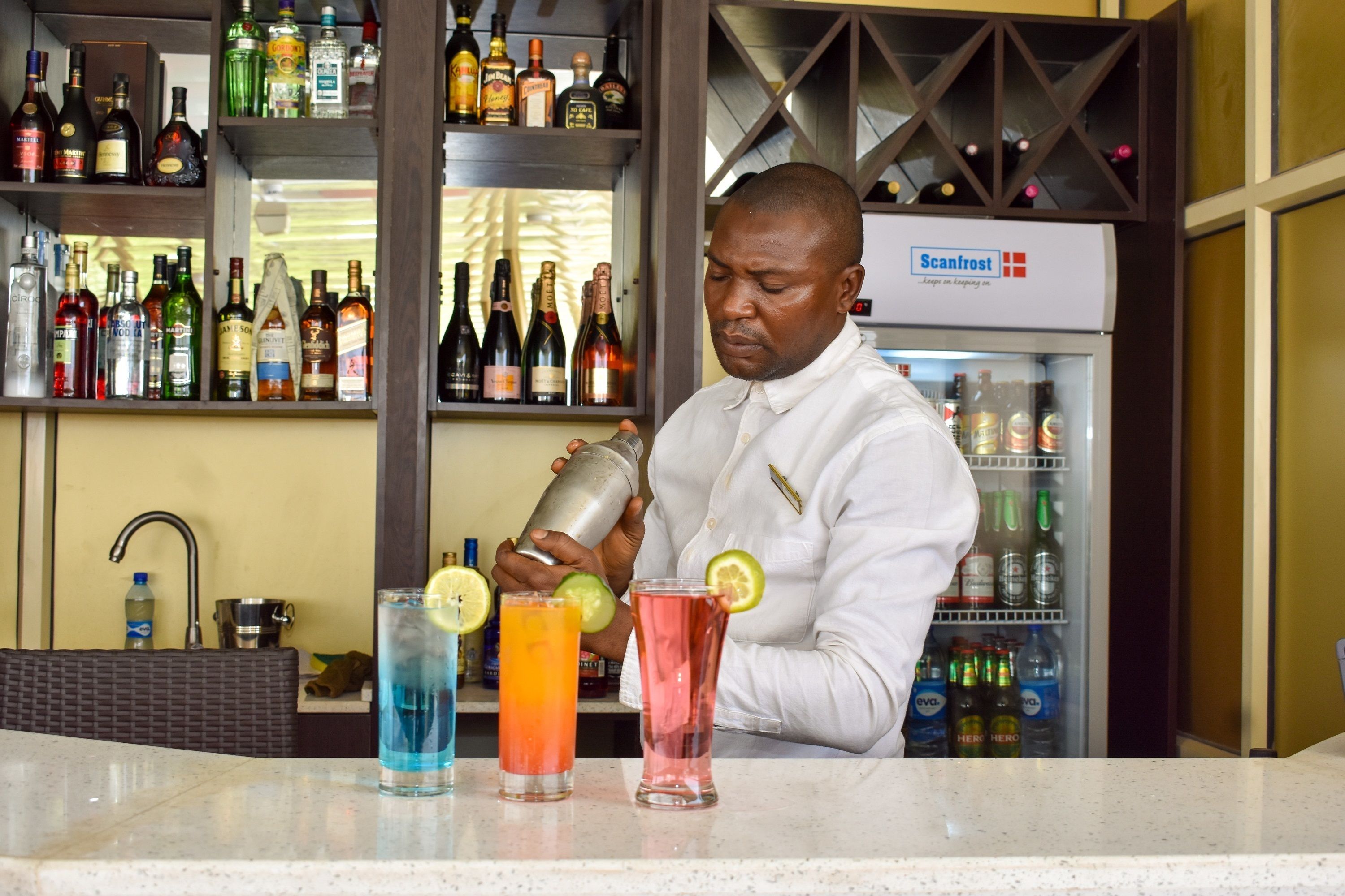 2 bars/lounges, een poolbar