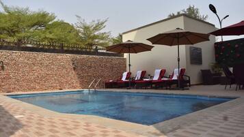 Piscine extérieure, parasols