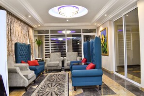 Coin salon dans le hall