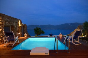 Outdoor pool, pool loungers - Villa Akoya I by The Pearls Collection (Mykonos)