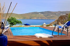 Outdoor pool, pool loungers - Villa Akoya I by The Pearls Collection (Mykonos)