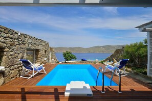 Outdoor pool, pool loungers - Villa Akoya I by The Pearls Collection (Mykonos)
