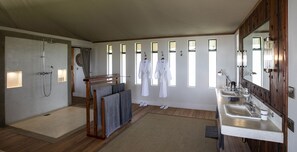 Deluxe Tent | Bathroom | Shower, rainfall showerhead, free toiletries, hair dryer