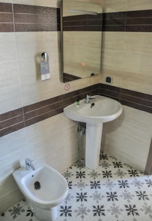 Chambre, 1 lit double ou 2 lits jumeaux, non-fumeur | Salle de bain | Douche, articles de toilette (gratuits), séchoir à cheveux