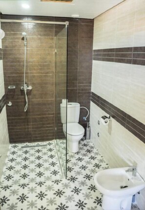 Room, 1 Double or 2 Twin Beds, Non Smoking | Bathroom | Shower, free toiletries, hair dryer, towels