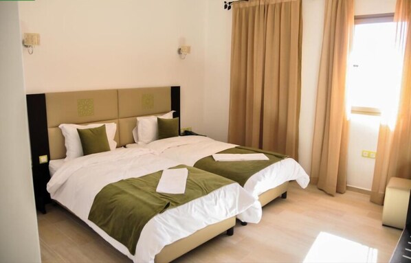 Chambre, 1 lit double ou 2 lits jumeaux, non-fumeurs | Coffres-forts dans les chambres, bureau, rideaux occultants