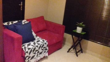TV, DVD player, livros, aparelho de som