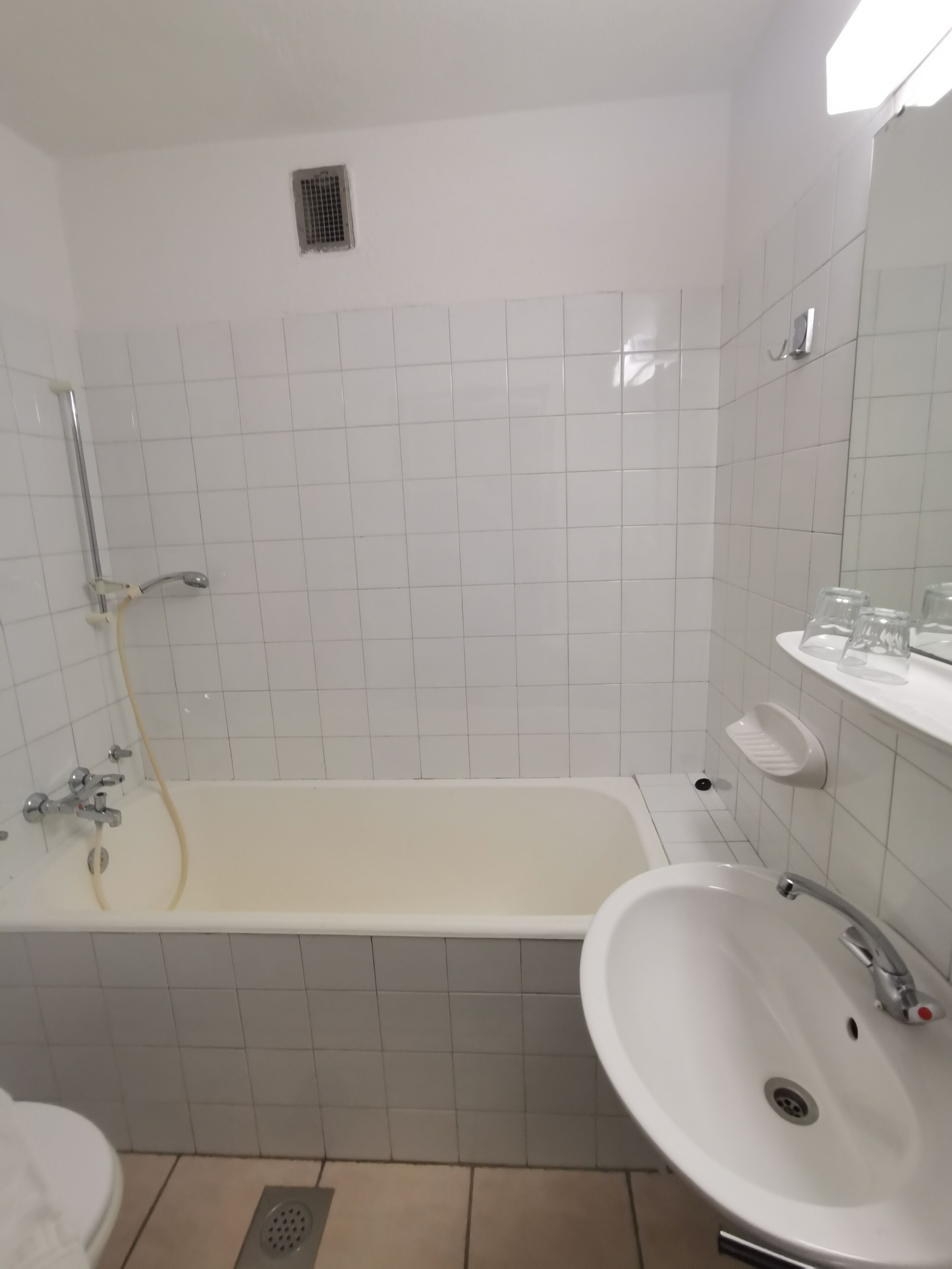 Ein Badezimmer mit einer Badewanne, einem Waschbecken und einer Dusche.