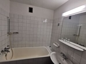 Shower, towels - Hostel pod Voglom (Bohinj)