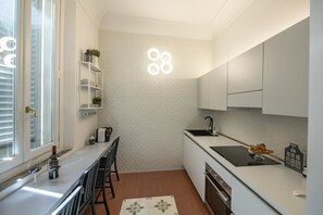 Kylskåp, mikrovågsugn, ugn och spishäll