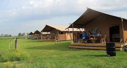 Glamping dans une ferme avec tous les avantages d'une maison de vacances.