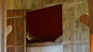 Un dormitorio estilo loft con una escalera de madera que lleva a una cama individual.