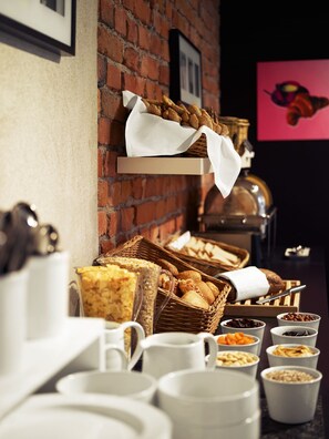 Dagelijks ontbijtbuffet (SEK 125 per persoon)