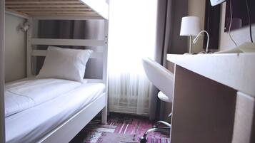 Twin Room | Desk, free WiFi, bed sheets