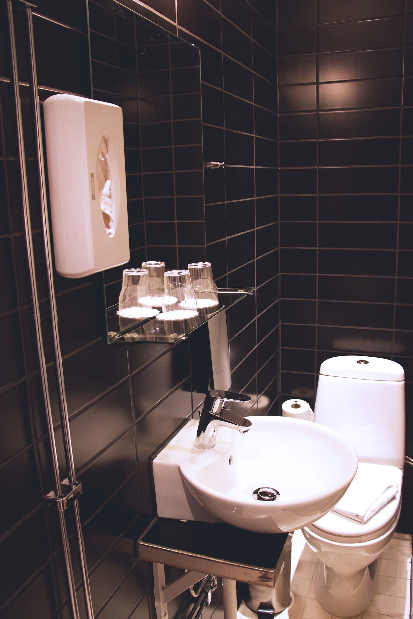 twin room | bathroom | shower, towels