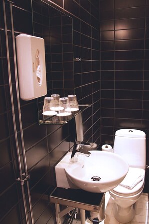 Twin Room | Bathroom | Shower, towels - Hotell Västmannagatan no.61 (Stockholm)