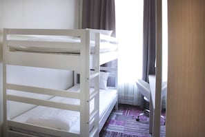 Quarto duplo | Escrivaninha, Wi-Fi de cortesia, roupa de cama