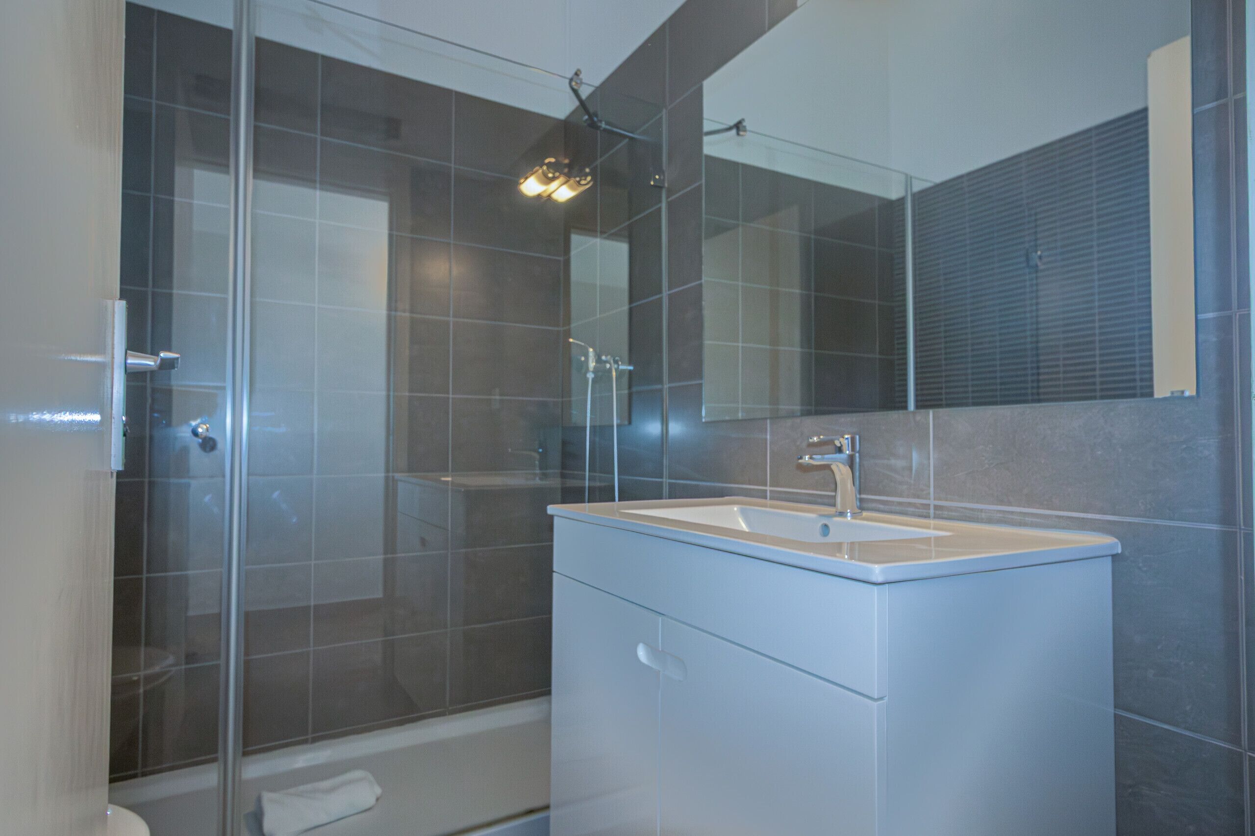 Douche, sèche-cheveux, serviettes fournies, papier toilette