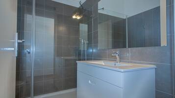 Douche, sĂšche-cheveux, serviettes fournies, papier toilette